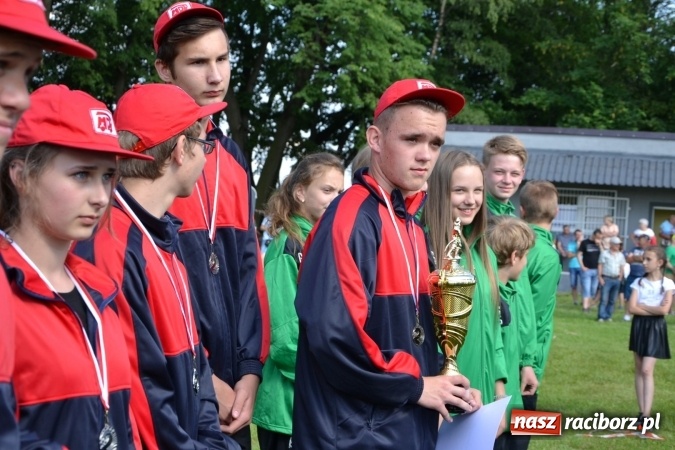 Zdjęcie w galerii na portalu naszraciborz.pl: Nie ma mocnych na Roszków! Pokonał o włos ekipę z Owsiszcz w gminnych zawodach! wiadomości z regionu