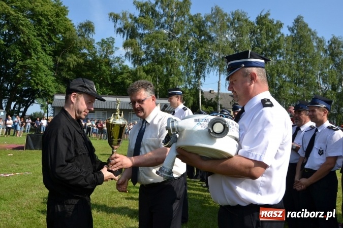 Zdjęcie w galerii na portalu naszraciborz.pl: Nie ma mocnych na Roszków! Pokonał o włos ekipę z Owsiszcz w gminnych zawodach! wiadomości z regionu