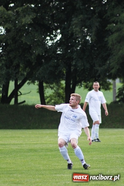 Zdjęcie w galerii na portalu naszraciborz.pl: Gdzie atak nie może, tam Adamczyk pomoże. Bieńkowice zwycięskie w Krzyżkowicach wiadomości z regionu