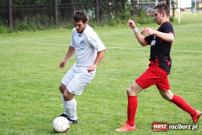 Zdjęcie w galerii na portalu naszraciborz.pl: Gdzie atak nie może, tam Adamczyk pomoże. Bieńkowice zwycięskie w Krzyżkowicach wiadomości z regionu