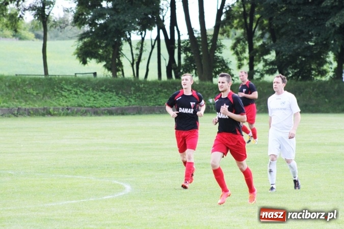 Zdjęcie w galerii na portalu naszraciborz.pl: Gdzie atak nie może, tam Adamczyk pomoże. Bieńkowice zwycięskie w Krzyżkowicach wiadomości z regionu