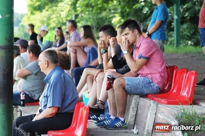 Zdjęcie w galerii na portalu naszraciborz.pl: Gdzie atak nie może, tam Adamczyk pomoże. Bieńkowice zwycięskie w Krzyżkowicach wiadomości z regionu