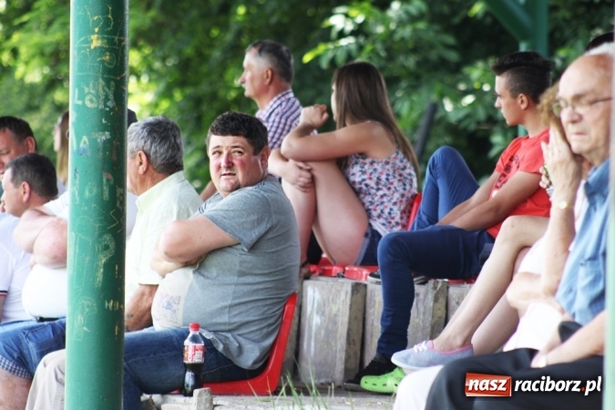 Zdjęcie w galerii na portalu naszraciborz.pl: Gdzie atak nie może, tam Adamczyk pomoże. Bieńkowice zwycięskie w Krzyżkowicach wiadomości z regionu