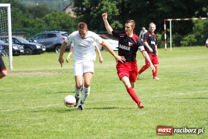 Zdjęcie w galerii na portalu naszraciborz.pl: Gdzie atak nie może, tam Adamczyk pomoże. Bieńkowice zwycięskie w Krzyżkowicach wiadomości z regionu