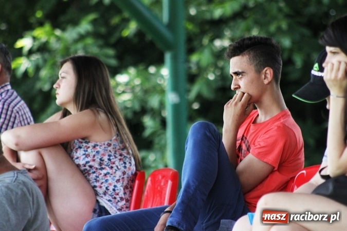 Zdjęcie w galerii na portalu naszraciborz.pl: Gdzie atak nie może, tam Adamczyk pomoże. Bieńkowice zwycięskie w Krzyżkowicach wiadomości z regionu