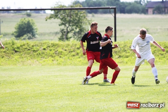 Zdjęcie w galerii na portalu naszraciborz.pl: Gdzie atak nie może, tam Adamczyk pomoże. Bieńkowice zwycięskie w Krzyżkowicach wiadomości z regionu