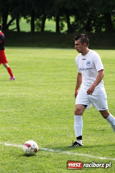 Zdjęcie w galerii na portalu naszraciborz.pl: Gdzie atak nie może, tam Adamczyk pomoże. Bieńkowice zwycięskie w Krzyżkowicach wiadomości z regionu