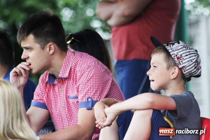 Zdjęcie w galerii na portalu naszraciborz.pl: Gdzie atak nie może, tam Adamczyk pomoże. Bieńkowice zwycięskie w Krzyżkowicach wiadomości z regionu