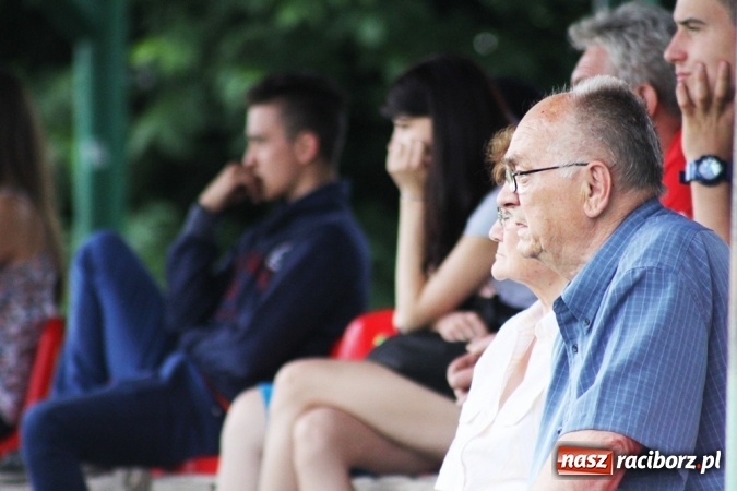 Zdjęcie w galerii na portalu naszraciborz.pl: Gdzie atak nie może, tam Adamczyk pomoże. Bieńkowice zwycięskie w Krzyżkowicach wiadomości z regionu