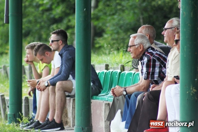 Zdjęcie w galerii na portalu naszraciborz.pl: Gdzie atak nie może, tam Adamczyk pomoże. Bieńkowice zwycięskie w Krzyżkowicach wiadomości z regionu