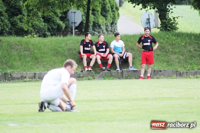 Zdjęcie w galerii na portalu naszraciborz.pl: Gdzie atak nie może, tam Adamczyk pomoże. Bieńkowice zwycięskie w Krzyżkowicach wiadomości z regionu