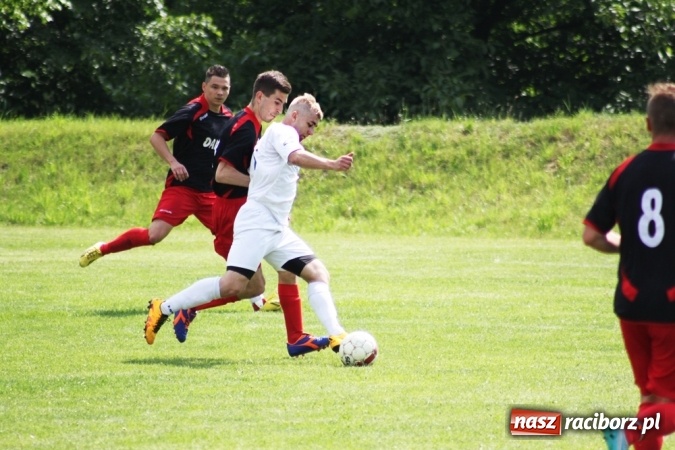 Zdjęcie w galerii na portalu naszraciborz.pl: Gdzie atak nie może, tam Adamczyk pomoże. Bieńkowice zwycięskie w Krzyżkowicach wiadomości z regionu