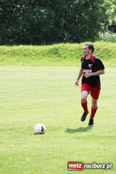Zdjęcie w galerii na portalu naszraciborz.pl: Gdzie atak nie może, tam Adamczyk pomoże. Bieńkowice zwycięskie w Krzyżkowicach wiadomości z regionu