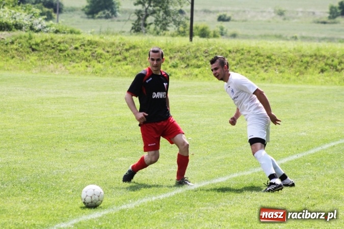 Zdjęcie w galerii na portalu naszraciborz.pl: Gdzie atak nie może, tam Adamczyk pomoże. Bieńkowice zwycięskie w Krzyżkowicach wiadomości z regionu
