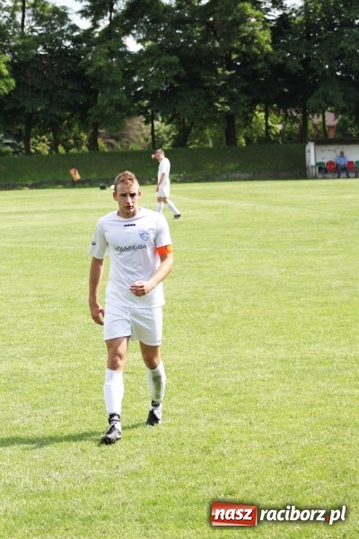 Zdjęcie w galerii na portalu naszraciborz.pl: Gdzie atak nie może, tam Adamczyk pomoże. Bieńkowice zwycięskie w Krzyżkowicach wiadomości z regionu