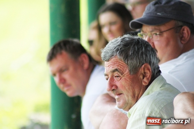 Zdjęcie w galerii na portalu naszraciborz.pl: Gdzie atak nie może, tam Adamczyk pomoże. Bieńkowice zwycięskie w Krzyżkowicach wiadomości z regionu