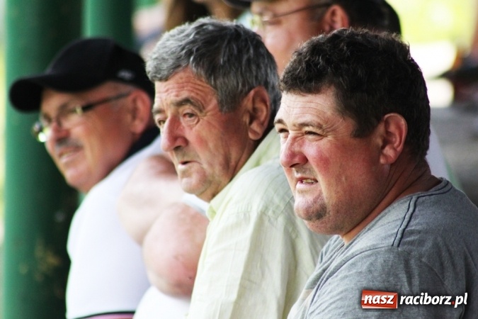 Zdjęcie w galerii na portalu naszraciborz.pl: Gdzie atak nie może, tam Adamczyk pomoże. Bieńkowice zwycięskie w Krzyżkowicach wiadomości z regionu