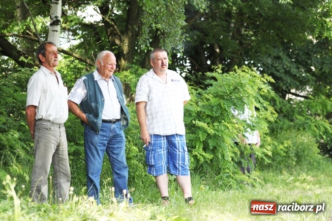 Zdjęcie w galerii na portalu naszraciborz.pl: Gdzie atak nie może, tam Adamczyk pomoże. Bieńkowice zwycięskie w Krzyżkowicach wiadomości z regionu