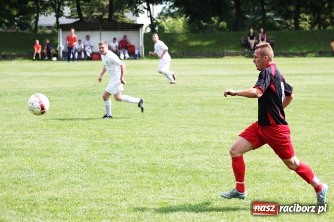 Zdjęcie w galerii na portalu naszraciborz.pl: Gdzie atak nie może, tam Adamczyk pomoże. Bieńkowice zwycięskie w Krzyżkowicach wiadomości z regionu