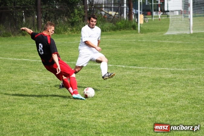 Zdjęcie w galerii na portalu naszraciborz.pl: Gdzie atak nie może, tam Adamczyk pomoże. Bieńkowice zwycięskie w Krzyżkowicach wiadomości z regionu