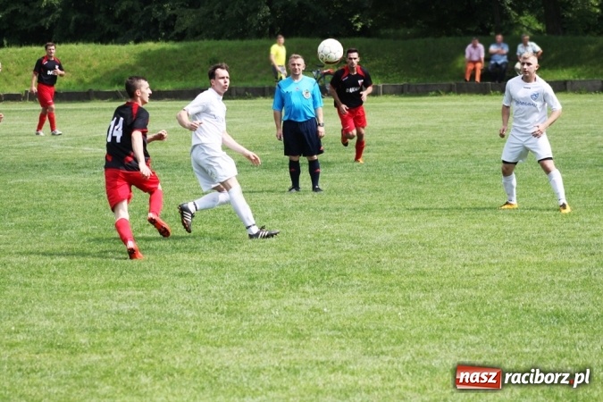 Zdjęcie w galerii na portalu naszraciborz.pl: Gdzie atak nie może, tam Adamczyk pomoże. Bieńkowice zwycięskie w Krzyżkowicach wiadomości z regionu