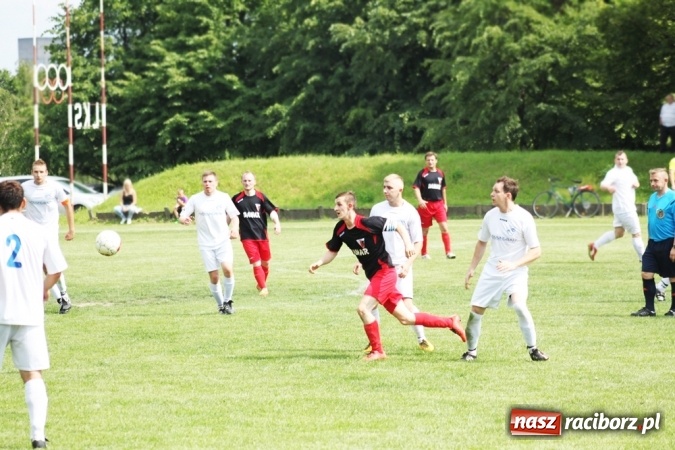 Zdjęcie w galerii na portalu naszraciborz.pl: Gdzie atak nie może, tam Adamczyk pomoże. Bieńkowice zwycięskie w Krzyżkowicach wiadomości z regionu