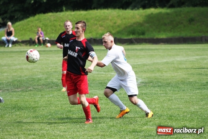 Zdjęcie w galerii na portalu naszraciborz.pl: Gdzie atak nie może, tam Adamczyk pomoże. Bieńkowice zwycięskie w Krzyżkowicach wiadomości z regionu