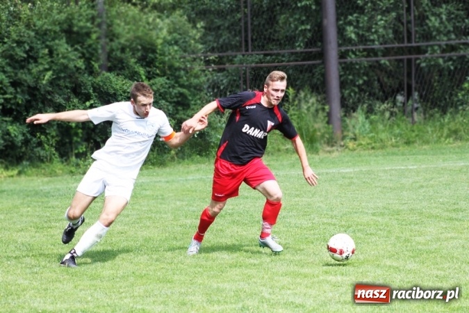 Zdjęcie w galerii na portalu naszraciborz.pl: Gdzie atak nie może, tam Adamczyk pomoże. Bieńkowice zwycięskie w Krzyżkowicach wiadomości z regionu