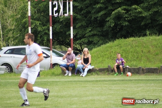Zdjęcie w galerii na portalu naszraciborz.pl: Gdzie atak nie może, tam Adamczyk pomoże. Bieńkowice zwycięskie w Krzyżkowicach wiadomości z regionu
