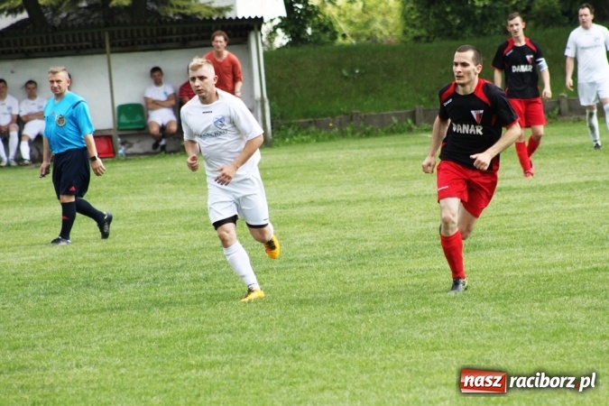 Zdjęcie w galerii na portalu naszraciborz.pl: Gdzie atak nie może, tam Adamczyk pomoże. Bieńkowice zwycięskie w Krzyżkowicach wiadomości z regionu
