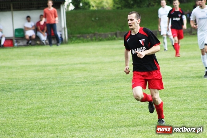 Zdjęcie w galerii na portalu naszraciborz.pl: Gdzie atak nie może, tam Adamczyk pomoże. Bieńkowice zwycięskie w Krzyżkowicach wiadomości z regionu