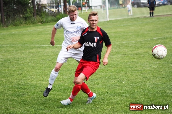 Zdjęcie w galerii na portalu naszraciborz.pl: Gdzie atak nie może, tam Adamczyk pomoże. Bieńkowice zwycięskie w Krzyżkowicach wiadomości z regionu