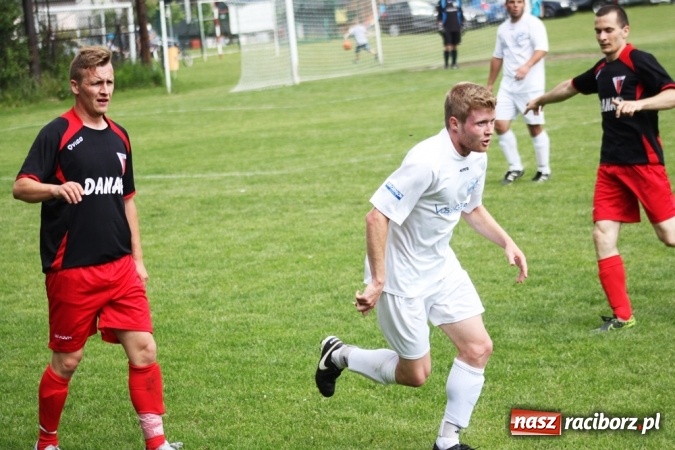 Zdjęcie w galerii na portalu naszraciborz.pl: Gdzie atak nie może, tam Adamczyk pomoże. Bieńkowice zwycięskie w Krzyżkowicach wiadomości z regionu