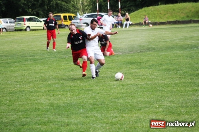 Zdjęcie w galerii na portalu naszraciborz.pl: Gdzie atak nie może, tam Adamczyk pomoże. Bieńkowice zwycięskie w Krzyżkowicach wiadomości z regionu