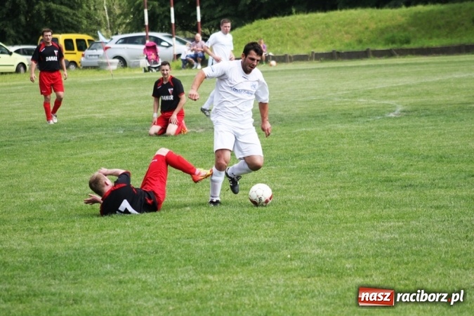 Zdjęcie w galerii na portalu naszraciborz.pl: Gdzie atak nie może, tam Adamczyk pomoże. Bieńkowice zwycięskie w Krzyżkowicach wiadomości z regionu