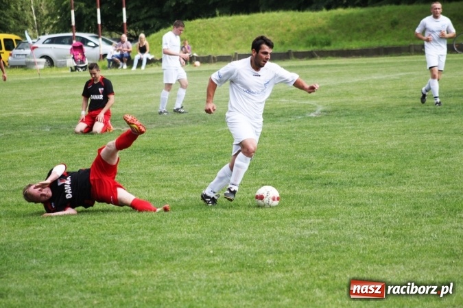 Zdjęcie w galerii na portalu naszraciborz.pl: Gdzie atak nie może, tam Adamczyk pomoże. Bieńkowice zwycięskie w Krzyżkowicach wiadomości z regionu