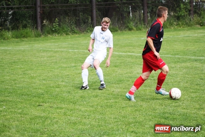 Zdjęcie w galerii na portalu naszraciborz.pl: Gdzie atak nie może, tam Adamczyk pomoże. Bieńkowice zwycięskie w Krzyżkowicach wiadomości z regionu