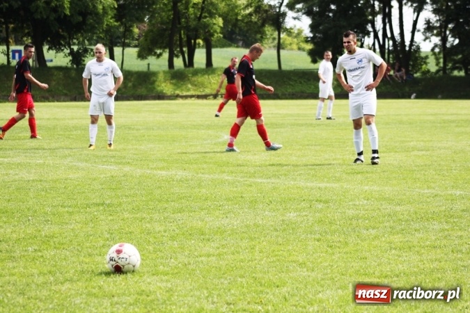 Zdjęcie w galerii na portalu naszraciborz.pl: Gdzie atak nie może, tam Adamczyk pomoże. Bieńkowice zwycięskie w Krzyżkowicach wiadomości z regionu