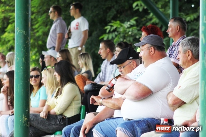 Zdjęcie w galerii na portalu naszraciborz.pl: Gdzie atak nie może, tam Adamczyk pomoże. Bieńkowice zwycięskie w Krzyżkowicach wiadomości z regionu