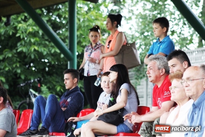 Zdjęcie w galerii na portalu naszraciborz.pl: Gdzie atak nie może, tam Adamczyk pomoże. Bieńkowice zwycięskie w Krzyżkowicach wiadomości z regionu