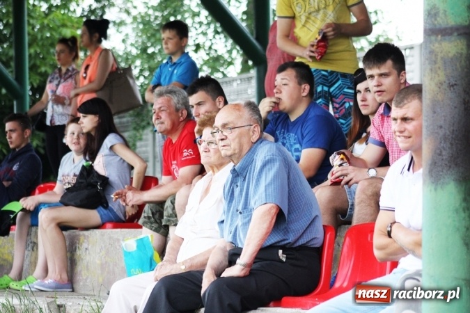 Zdjęcie w galerii na portalu naszraciborz.pl: Gdzie atak nie może, tam Adamczyk pomoże. Bieńkowice zwycięskie w Krzyżkowicach wiadomości z regionu