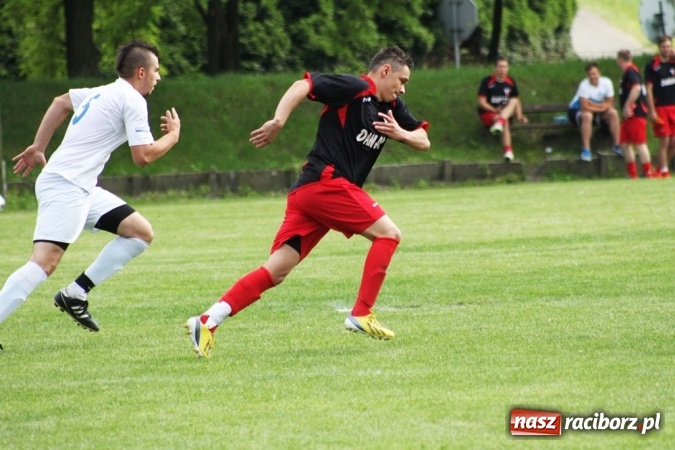 Zdjęcie w galerii na portalu naszraciborz.pl: Gdzie atak nie może, tam Adamczyk pomoże. Bieńkowice zwycięskie w Krzyżkowicach wiadomości z regionu