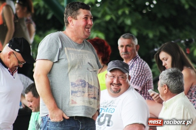 Zdjęcie w galerii na portalu naszraciborz.pl: Gdzie atak nie może, tam Adamczyk pomoże. Bieńkowice zwycięskie w Krzyżkowicach wiadomości z regionu