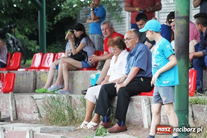 Zdjęcie w galerii na portalu naszraciborz.pl: Gdzie atak nie może, tam Adamczyk pomoże. Bieńkowice zwycięskie w Krzyżkowicach wiadomości z regionu