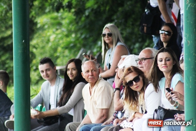 Zdjęcie w galerii na portalu naszraciborz.pl: Gdzie atak nie może, tam Adamczyk pomoże. Bieńkowice zwycięskie w Krzyżkowicach wiadomości z regionu