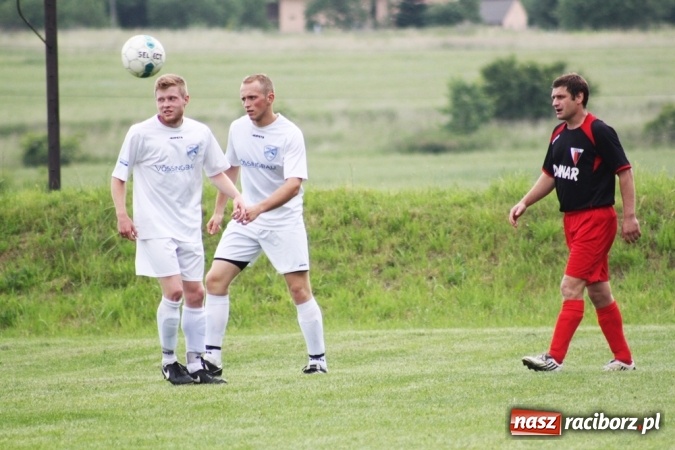 Zdjęcie w galerii na portalu naszraciborz.pl: Gdzie atak nie może, tam Adamczyk pomoże. Bieńkowice zwycięskie w Krzyżkowicach wiadomości z regionu