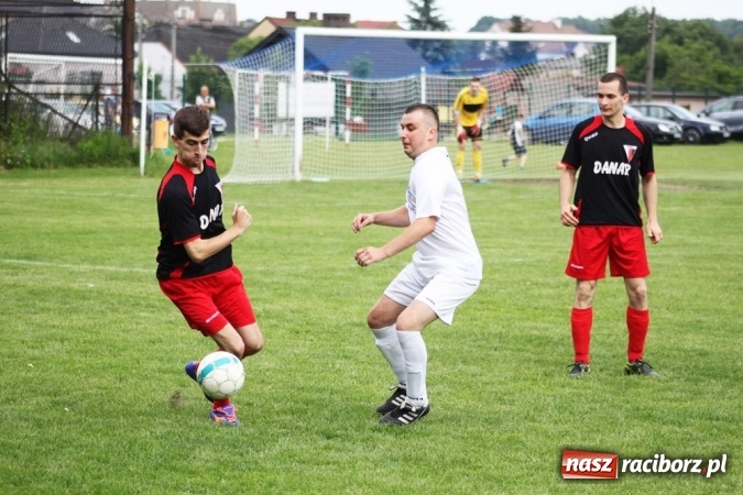 Zdjęcie w galerii na portalu naszraciborz.pl: Gdzie atak nie może, tam Adamczyk pomoże. Bieńkowice zwycięskie w Krzyżkowicach wiadomości z regionu