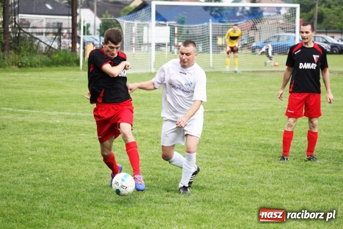 Zdjęcie w galerii na portalu naszraciborz.pl: Gdzie atak nie może, tam Adamczyk pomoże. Bieńkowice zwycięskie w Krzyżkowicach wiadomości z regionu