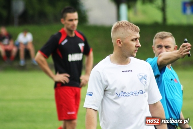 Zdjęcie w galerii na portalu naszraciborz.pl: Gdzie atak nie może, tam Adamczyk pomoże. Bieńkowice zwycięskie w Krzyżkowicach wiadomości z regionu