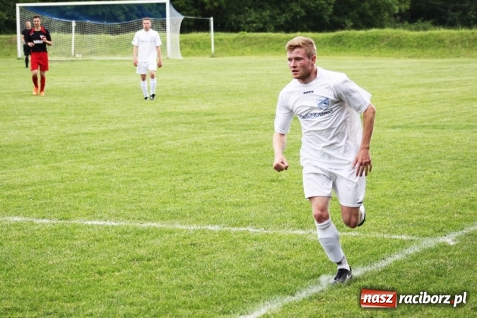 Zdjęcie w galerii na portalu naszraciborz.pl: Gdzie atak nie może, tam Adamczyk pomoże. Bieńkowice zwycięskie w Krzyżkowicach wiadomości z regionu